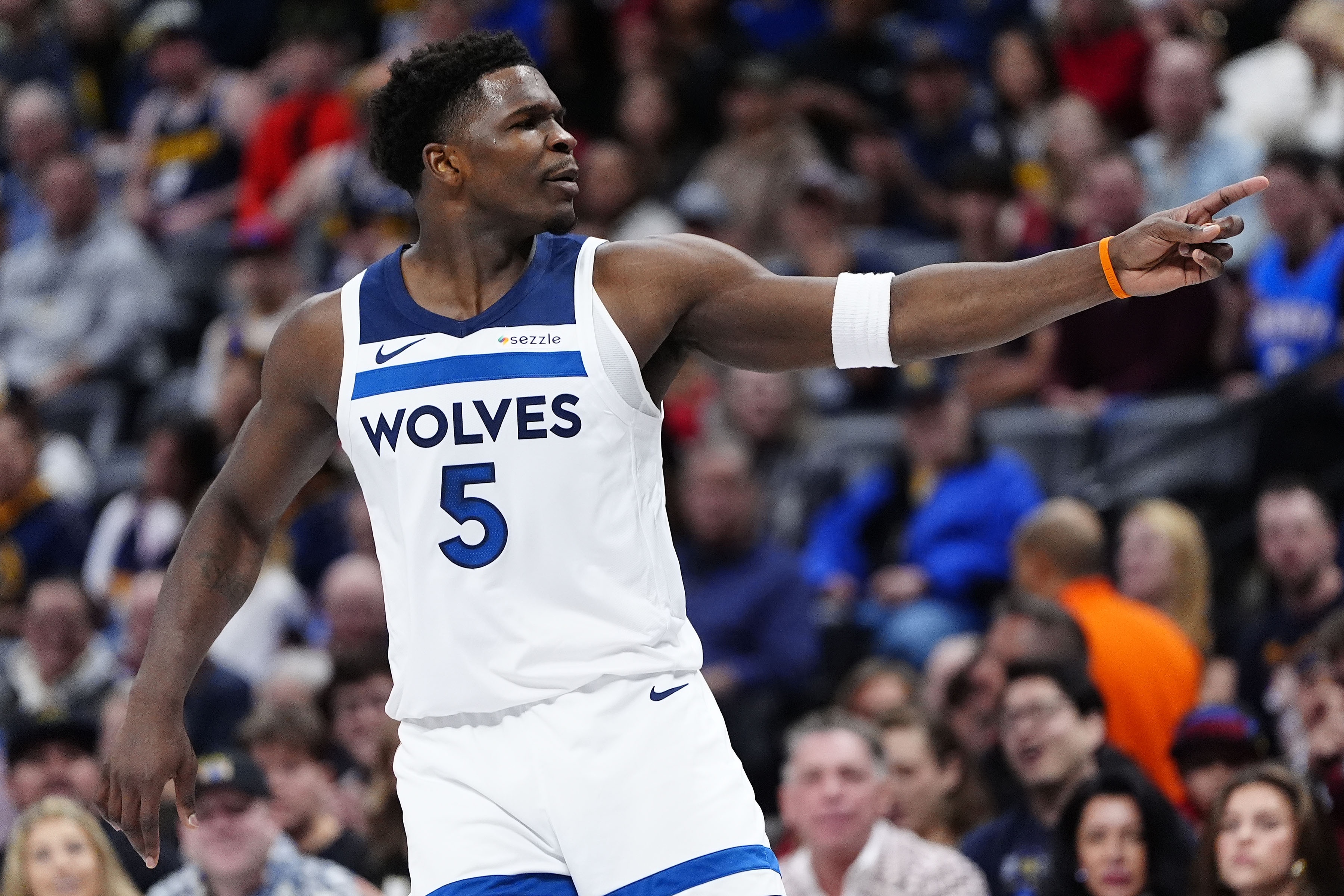 半岛体育官网-爱德华兹:我和队友说前面你们来 最后几分钟把球交给我就行