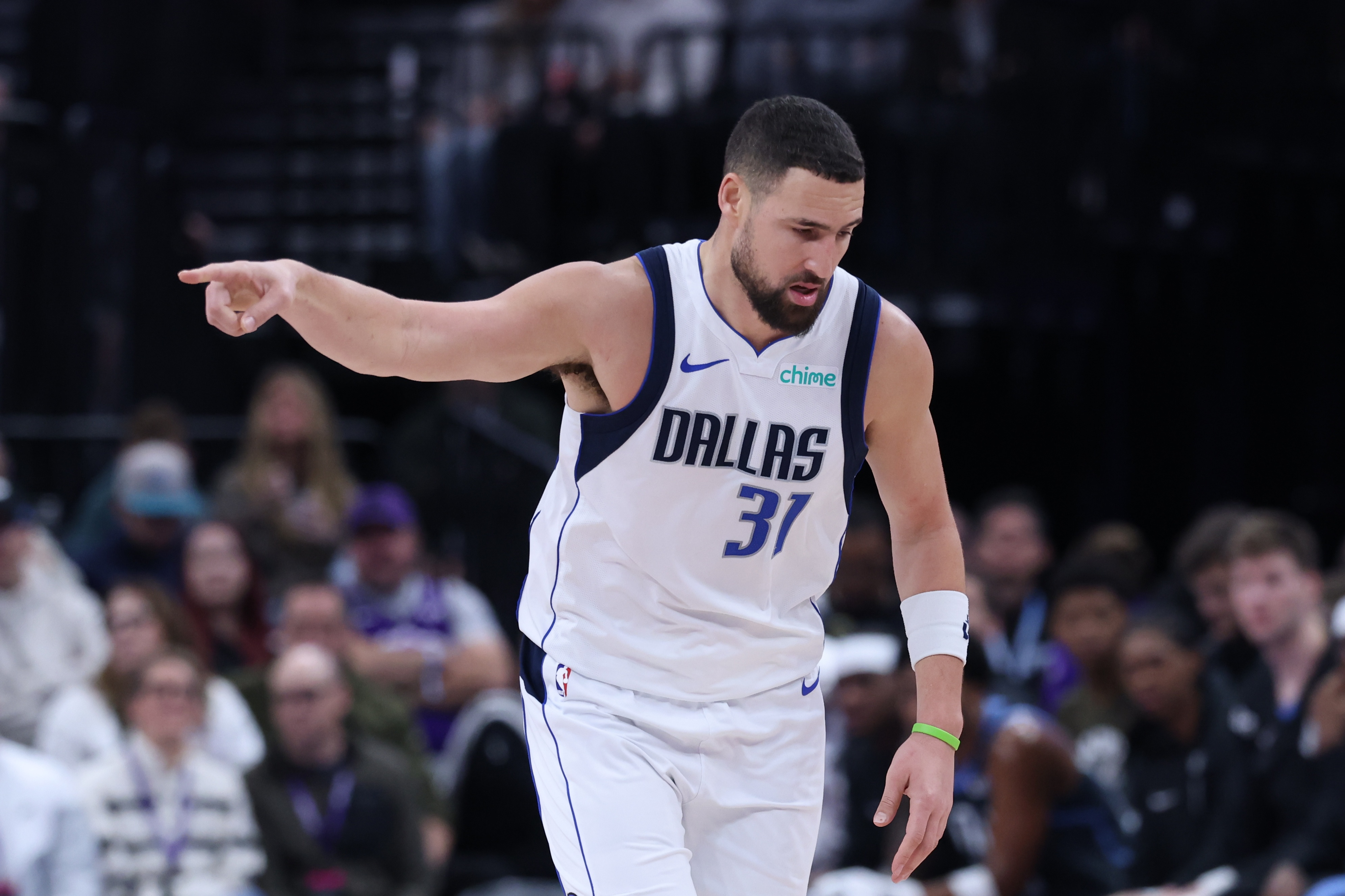 半岛体育下载-拿到比赛用球!克莱:不知道即将命中第2800记三分 感觉相当不错